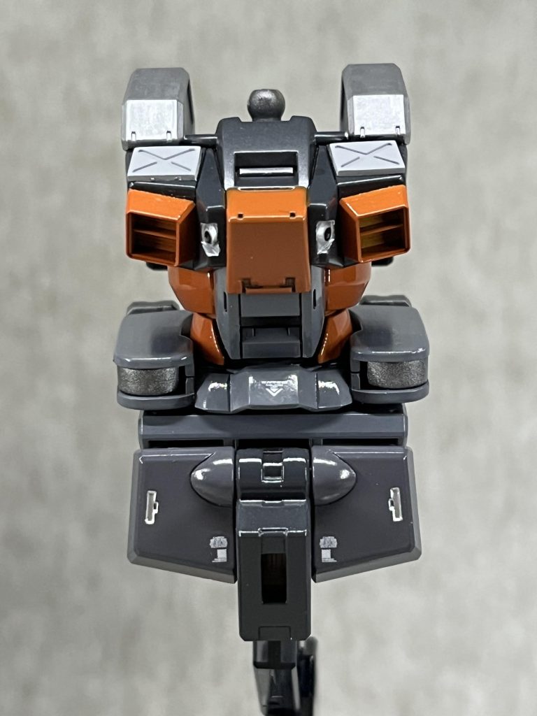 本体胸部分に装甲板と排気ダクトを増設。排気ダクトのおかげでガンダム感が出たように思えます。バスターのアームパーツも、接続穴を少し広げるだけで簡単に一体化出来ました。