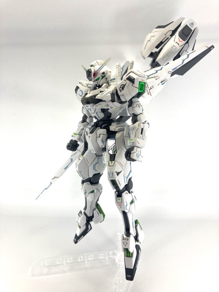 赤い部分をネイビーブルー、黄色い部分は各種グリーンを駆使しながら、白いパーツもホワイトで塗装。見事に地味バーンとなりました。