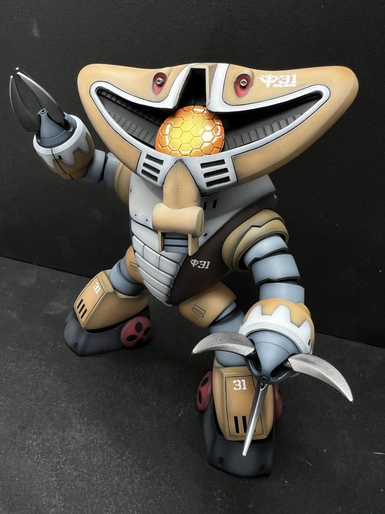 腕はまんまズゴックなのでクローも装着可能。