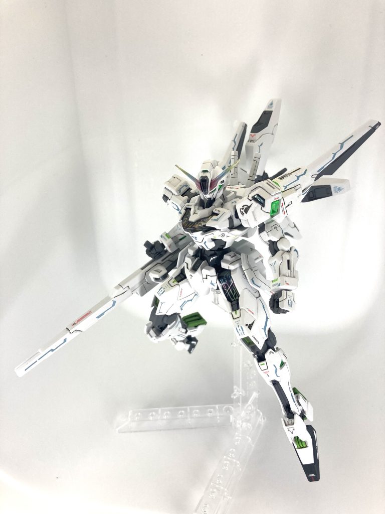 デカールはアシタのデカールメタリックライトブルーのニューロンをメインにしました。なんとなくのイメージはユニコーンガンダムのサイコフレーム。