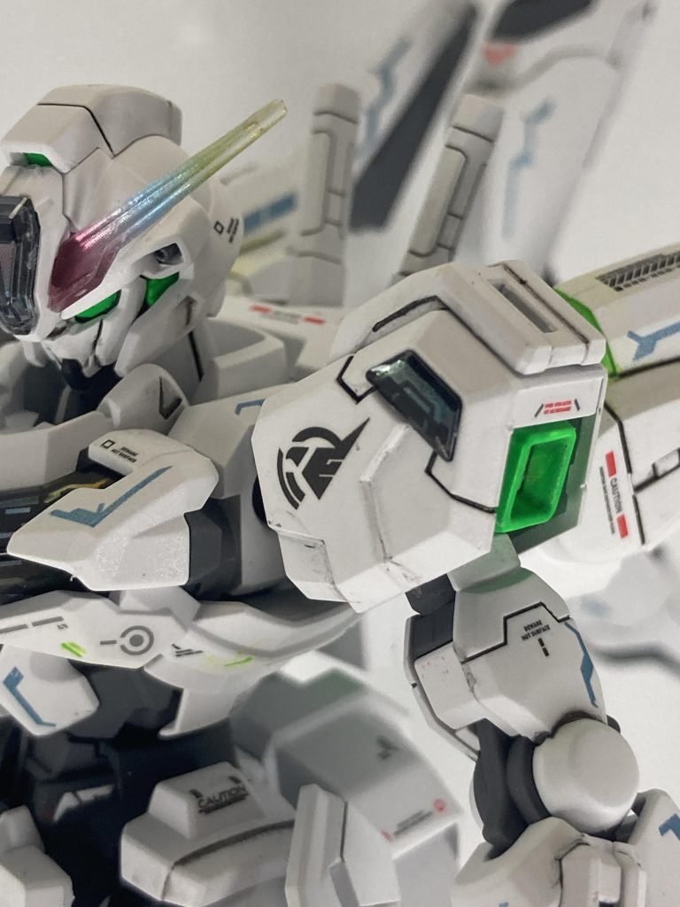 地球尞のエンブレムは必ず入れたかったので目立つところに。また、エアリアルとルブリスのデカールを使い違和感ができる限り出ないようにしました。