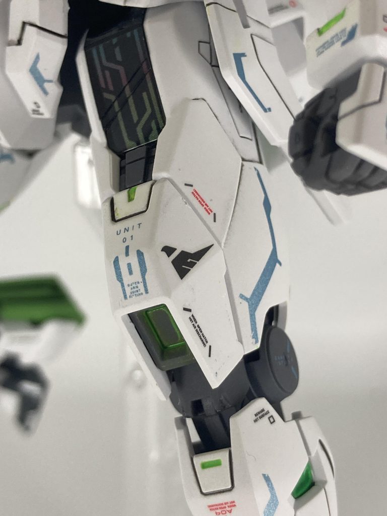 1部位に1〜2カ所、邪魔にならない程度に赤のデカールを貼りました。いいアクセントになったと思います。