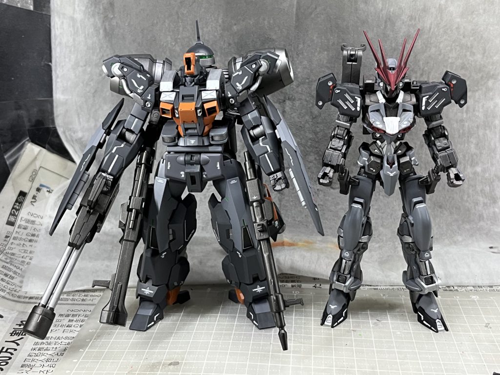 1番機と並べて。汎用機のアストレイと、重火器装備の今作。サイズ感や装備種類・量など、見た目だけで明らかに機体構想が異なると分かるくらいの差別化が出来て良かったです。