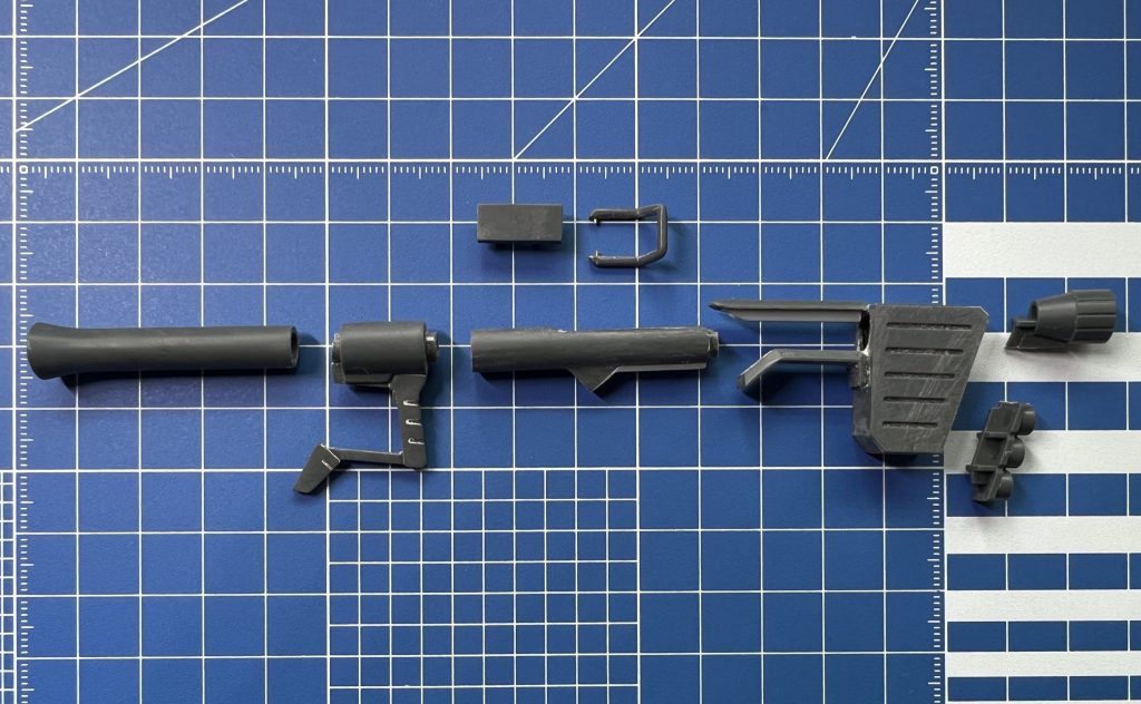 バズーカは単に塗り分けでは無く、塗り分け部毎に別パーツ化することでMGの様に多数のパーツで構成されている表現としました。