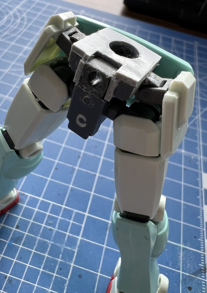 腰部は、HGリバイブガンダムをベースにジムのフロント・リアアーマーを設置できる様にPCパーツのジョイントを改造しています。フロントアーマーは、HGジムの様に左右一枚のものが前後に可動します。