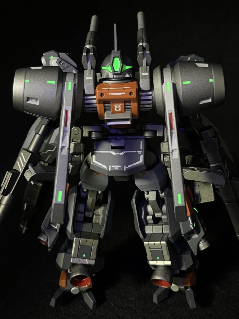 背部は更に蛍光を。バックパックのセンサー？顔？は、本来デミバーディングとして使われるはずだったものを。機体を前・後から見た際に角が良いアクセントになりました。