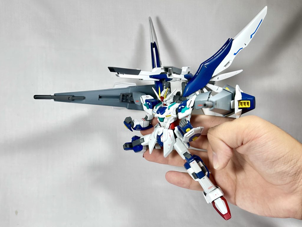 重装形態では、両肩のムーバブルシールドバインダーと背中に搭載されたダブルサテライトキャノンを前方に展開することで「フルバーストモード」が使用可能ムーバブルシールドバインダーをマニピュレーターで保持し、より精密な射撃も可能またフルバーストモードではウイングユニットは排熱板として機能する