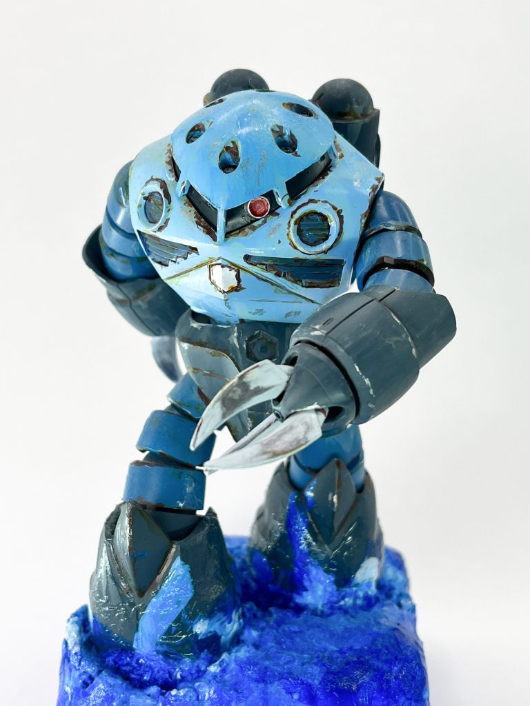 正面から!こう見るとなんだか迫力があるといいますか、長年戦ってきた威厳があるように感じませんか?? もう若くない自分の立場を弁え最前線に立つのではなく裏工作など作戦を支える縁の下の力持ちのような、めちゃくちゃ目立った戦果はないけれど渋い仕事をする兵が搭乗している姿をイメージして制作しました。