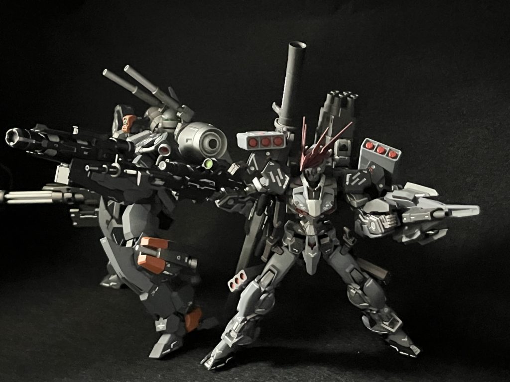 更に別角度から。アストレイは換装型なので、他の装備でも一緒に並べてみたいですね。