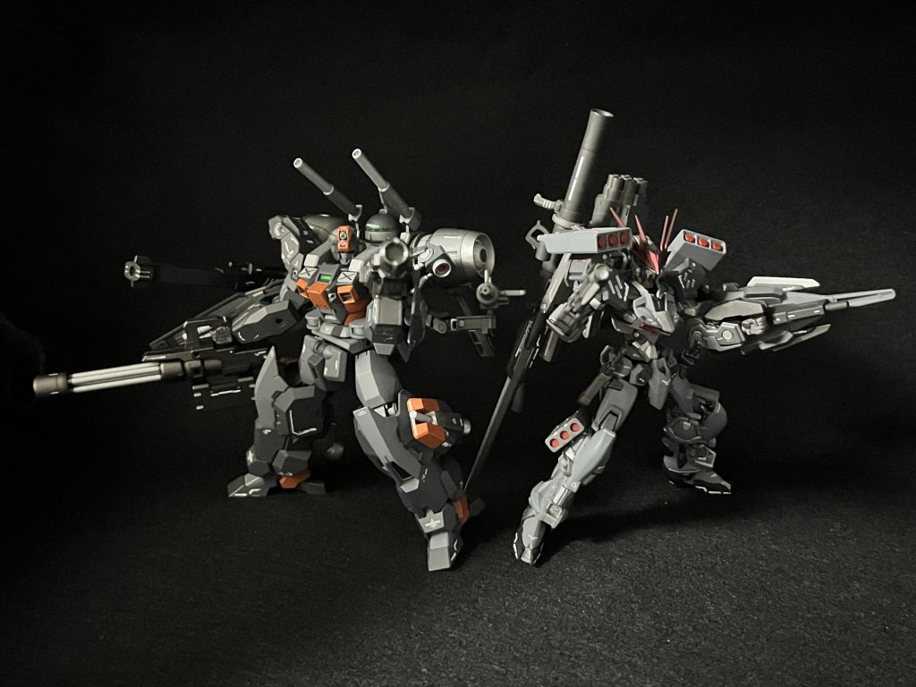 構え。こうして2機並ぶと、作って良かったなぁ…となりますね。