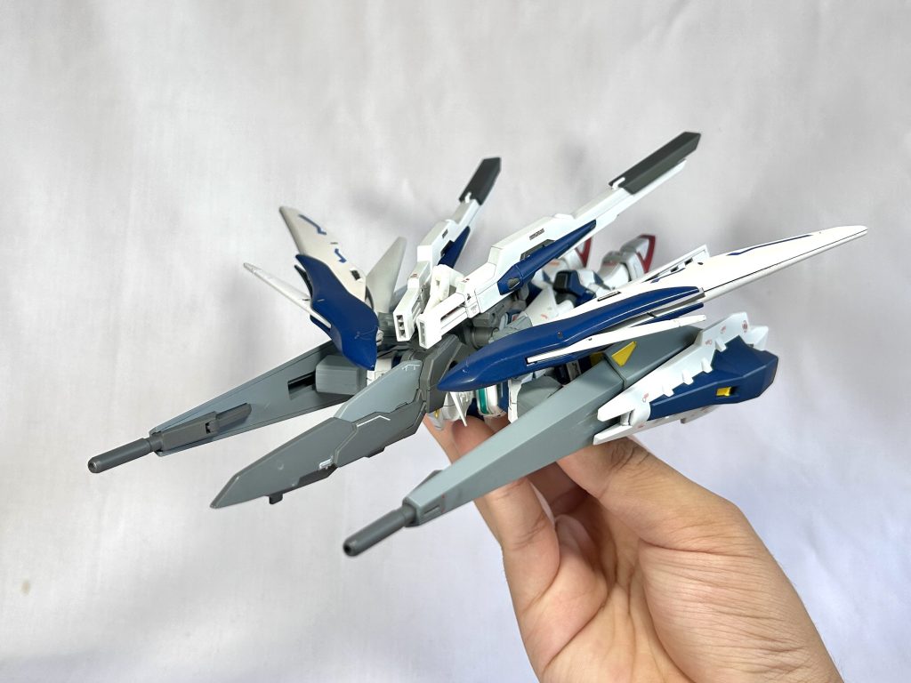 アチェロイスには可変機構を搭載しているため、高速巡航形態になることが可能重装形態、軽装形態関係なく可変が可能だが重装形態の最も大きな特徴は他の可変機を越える速度を出すことができる点であるその最たる要因は両肩のムーバブルシールドバインダーユニットであるちなみに重装形態での可変時のシルエットを私好みにするためだけに、ムーバブルシールドバインダーユニットは搭載されているのである