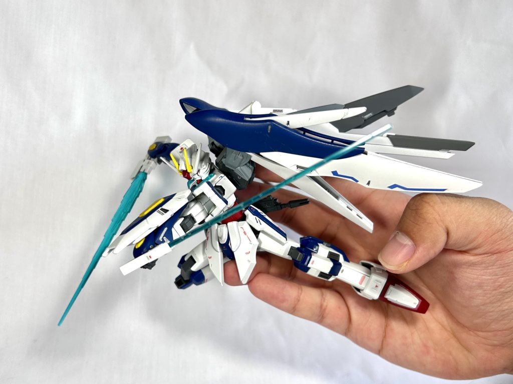 軽装形態での格闘戦はダブルサテライトキャノン上部に装備されている大型ビームソードを使用するウイングユニットによる機動力で高速戦闘を行うことが可能