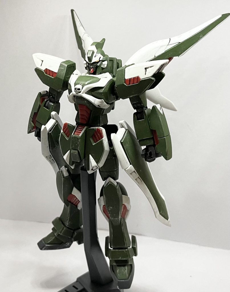 MS形態正面可変機構を入れたことにより、肩幅がかなり広くなっています。その代わり、ボールジョイントよりも広く可動して…いると思います…