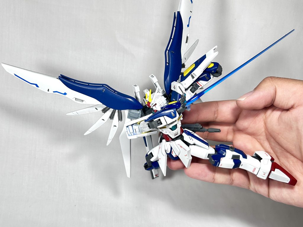 またパルマフィオキーナ拳部ビーム砲も搭載しているヘリオスやデスティニーの物と名前は同じだが射程距離を少し伸ばし、収束率も調節してビーム砲だけでなくビームサーベルとしても使用可能となっている