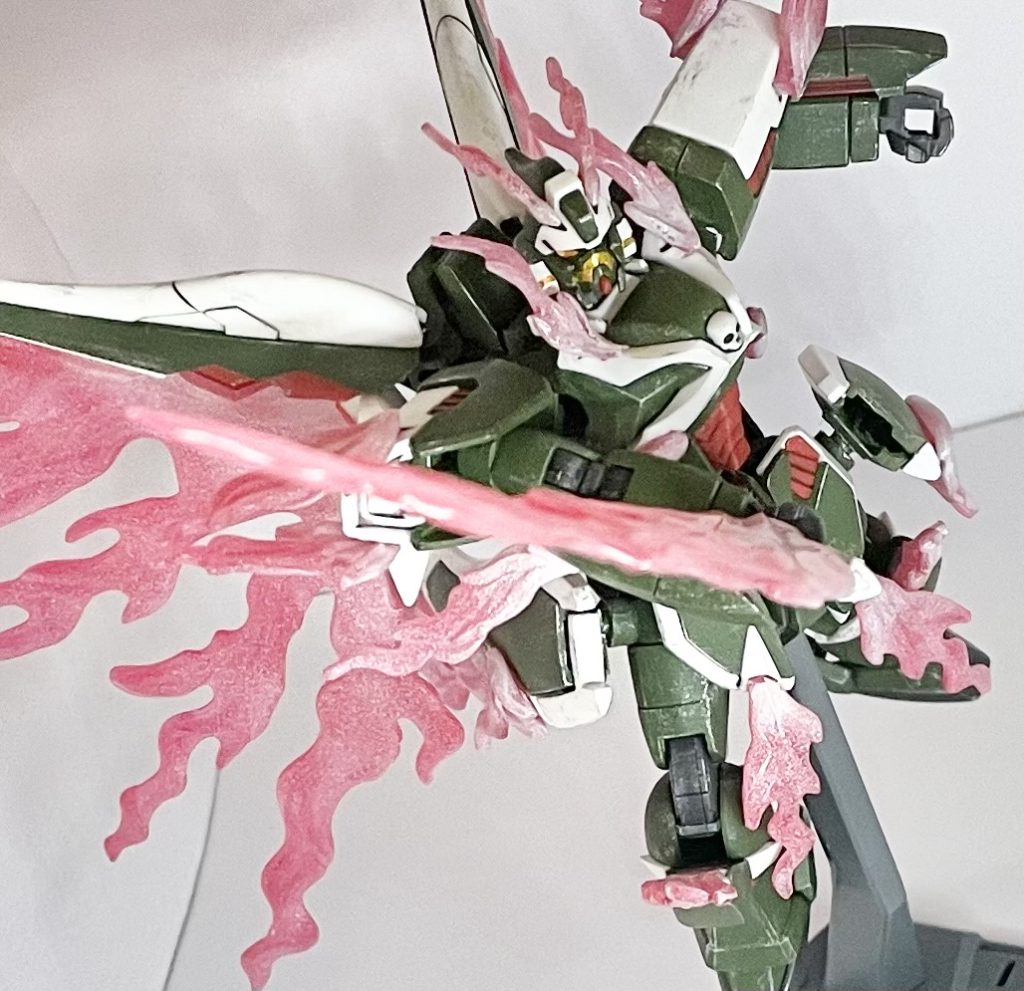 フレイムソードを差し込めるようにスラスターを改造しています