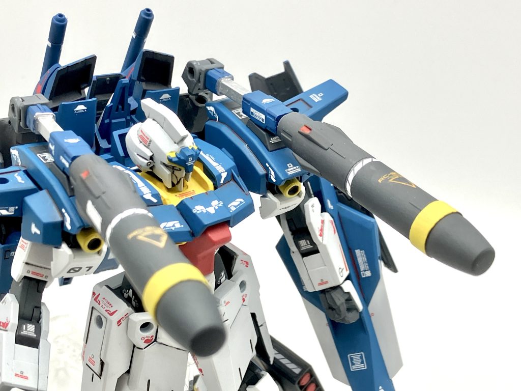 ライトニングバックウェポンランチャー(MS形態)バックパックの大型ミサイルを肩部に固定し射出することで命中精度と安定性を上昇させることが可能。シールドにビームマシンガンが内臓。