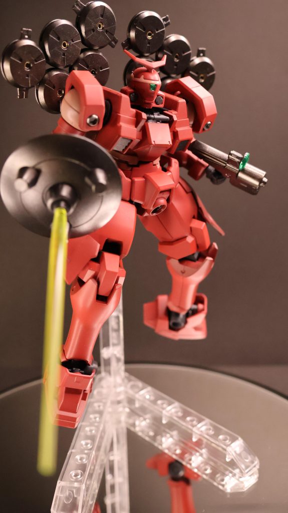 基本的に赤一色な機体なので縁からグラデーションをかけています 肩などのピンク…実はシャアザク用ピンクだったりします みんな大嫌いプラネイトディフェンサーの中心部は4アーティストマーカーのゴールドでちょい塗り お手軽に仕上げました