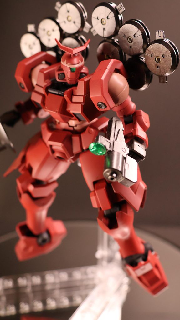 角度を変更 ビームガン他センサー類は付属のシール上からUVレジン…頭部内のリーオー型カメラアイはクリアランスギリギリなのでレジンを塗るのはオススメしません(教訓)