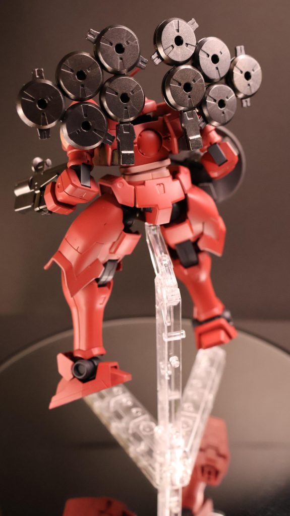 手抜きっぷりが見て取れる背面 そりゃこの機体を組んだ最大の目的が「ヤラレ役」という酷い理由なのも頷けます あと取説の順番無視してプラネイトディフェンサーから組むことをオススメします フィン・ファンネルとか最後に残しておくとテンションが上がらず面倒ですからね