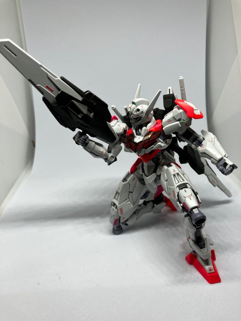 膝をつくポーズもお手のもの。