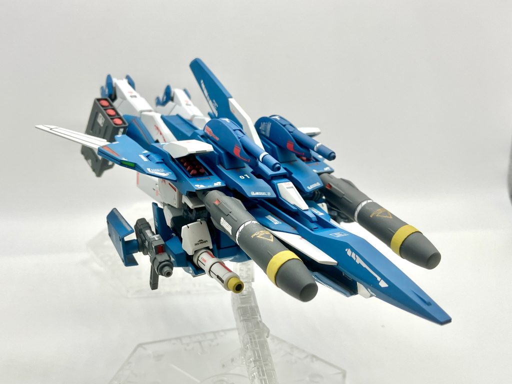 ライトニングバックウェポンランチャー(飛行形態)各種武装を余すことなく使えるが積載量の増加により機動力が多少落ちるが武装を使い切れば上がるため撤退時には元に戻るため問題はない。