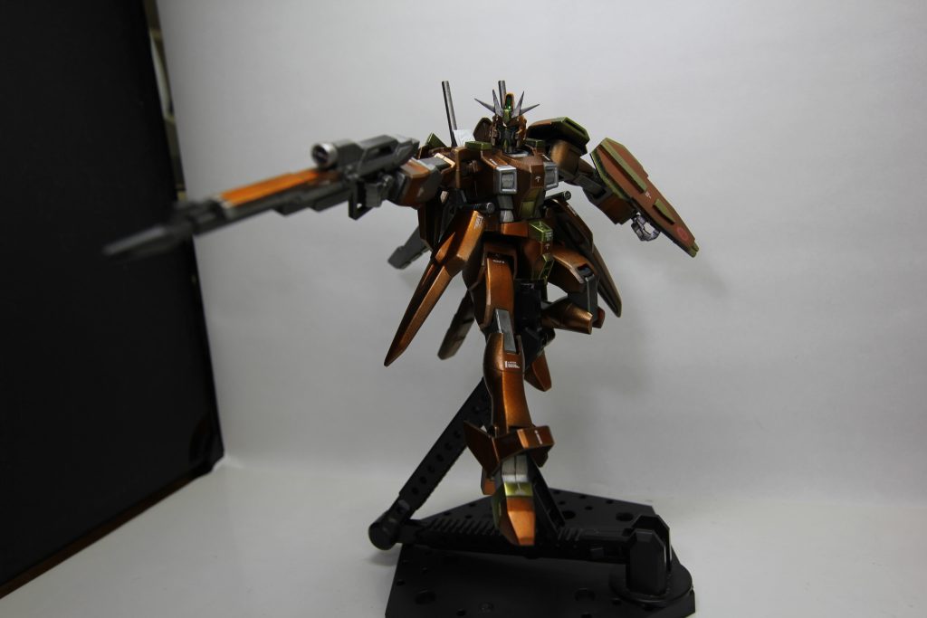 ビームライフル構え元々ジャンク品だったためパーツが紛失していてシールドをフルスクラッチしています