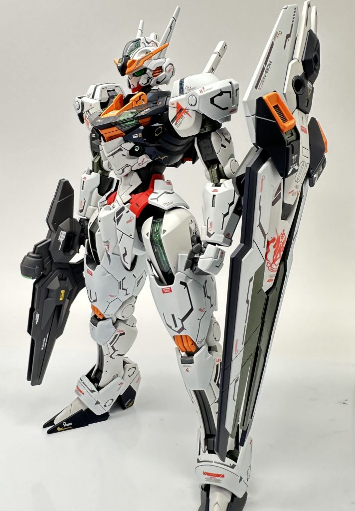 プリズムブルーブラック、スチールホワイト、マンダリンオレンジをメインに塗装。MG Hiνガンダムのデカールと、MYKデザインのラインデカールプリズムブラックを全身に貼り付け。