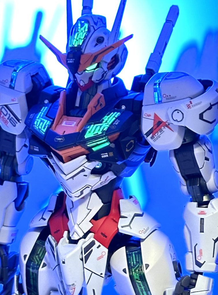 全身のシェルユニットは表面の赤をシンナーで剥がしたメッキ下地の上にに、ガイアノーツの蛍光ブルーと蛍光グリーンをグラデーション塗装