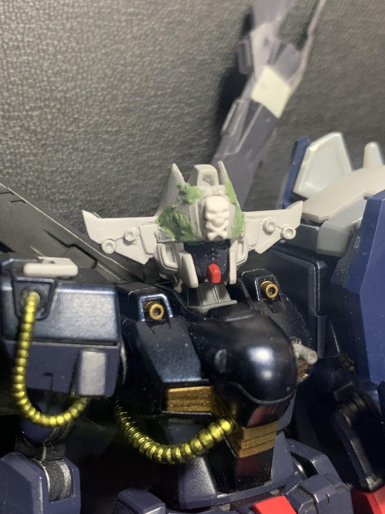 素体の「HG クロスボーンガンダムX-2改」をベースに、頭部の改修を行っております。細かな曲げプラ板を瞬間接着パテで貼り付けながらバランスを見ながらデザインナイフで削り出していきます。