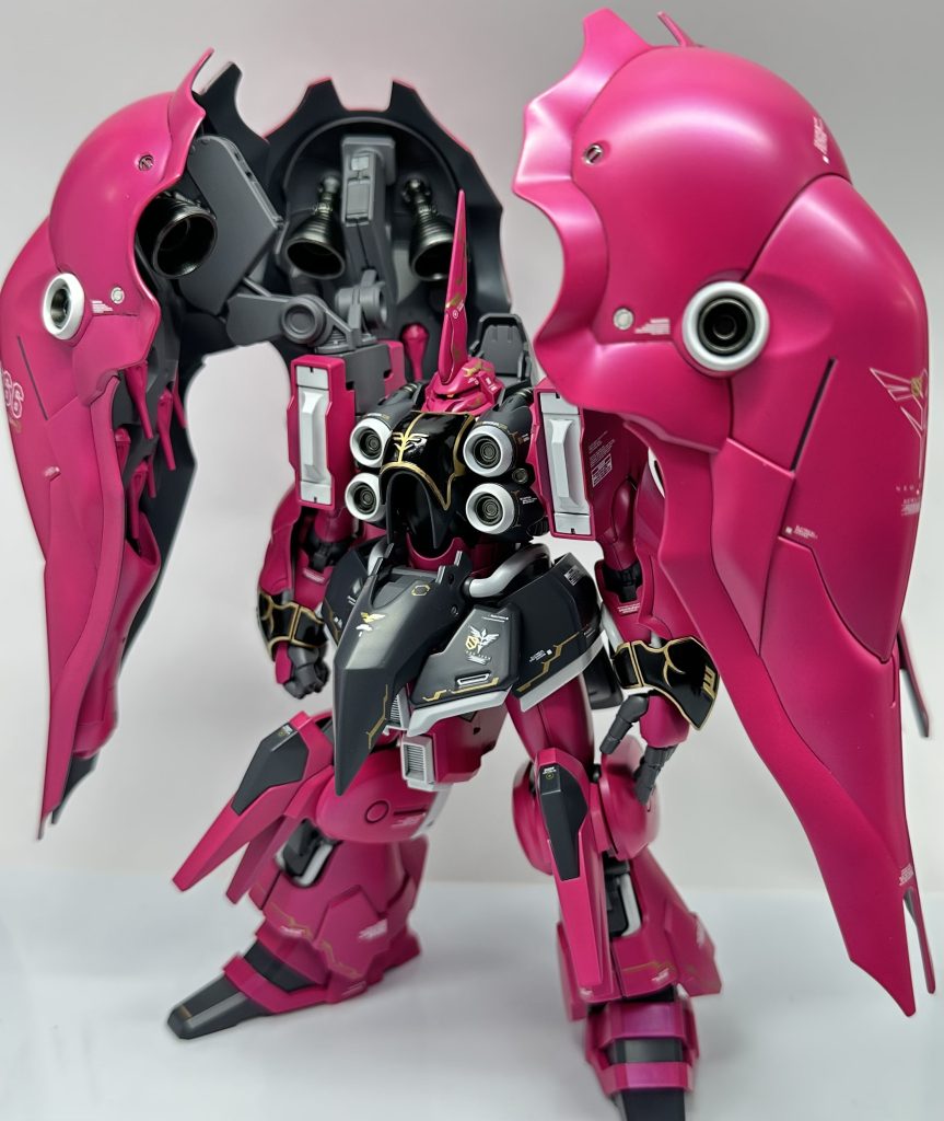 以下、塗装レシピメインカラーはフィニッシャーズのジャガーパープルの上からクレオスのアメジストパープルを上掛け胸部等黒部分をクレオスのMSファントムグレイ白のワンポイントはガイアのニュートラルグレー1メタリック塗装はppカラーのペールグリーンメタリック関節部はガイアのメカサフヘヴィトップコートでガイアのセミグロスクリアEX