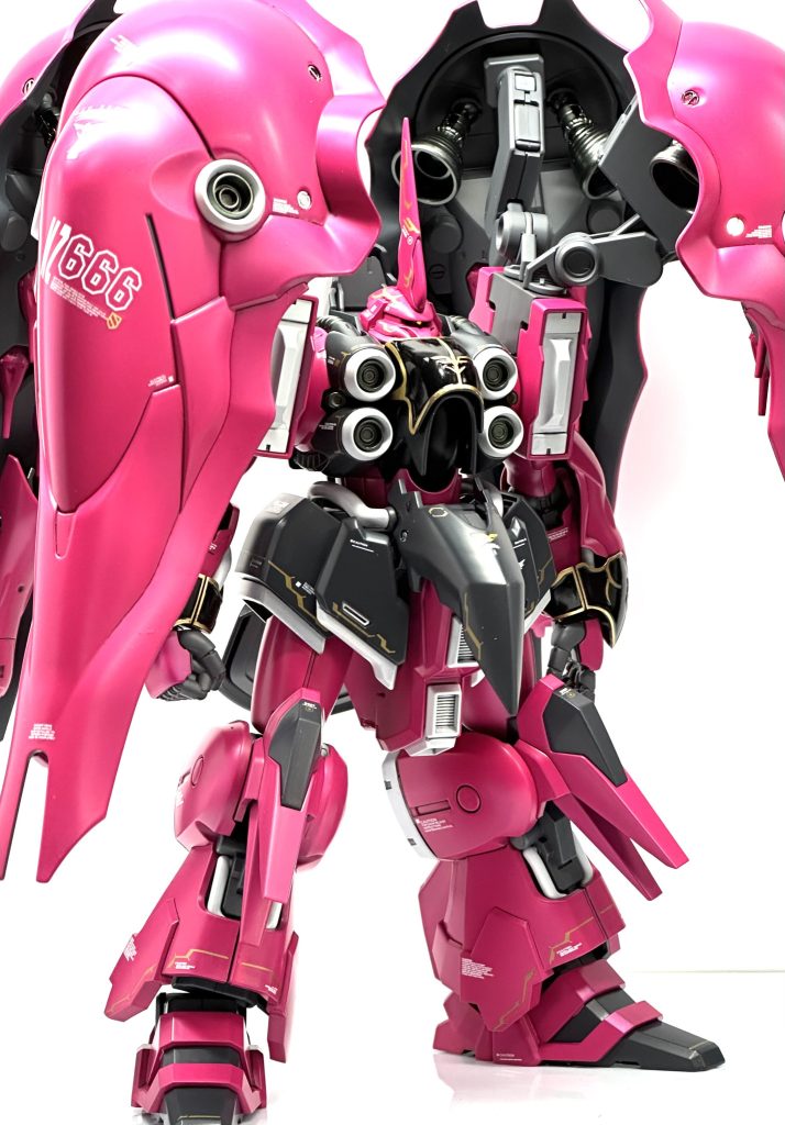 右肩の型番デカールは気合い入れました