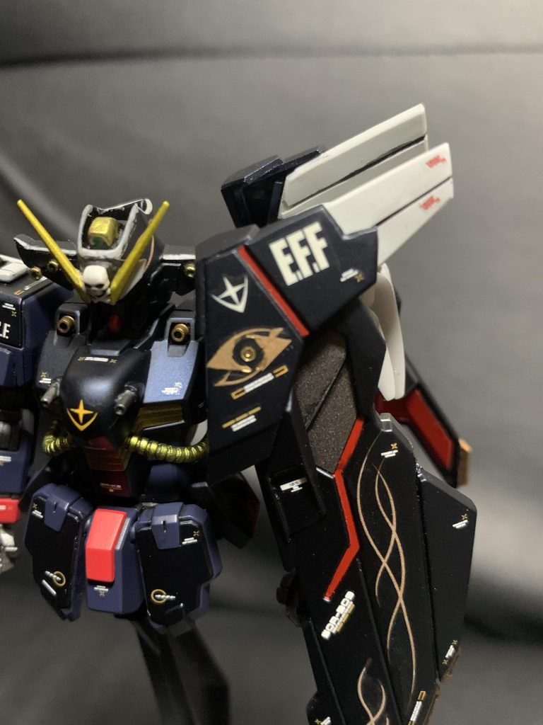 本体色の黒色は、ブルーグレーの…いわゆる「ティターンズカラー」と、ガイアカラーの「プリズムブルーブラック」の2色を配色しております。「プリズムブルーブラック」は、艶ありだと光の当たり具合によっては鮮やかなメタリックブルーものぞかせるのですが、艶消し状態だと「限りなく黒色の濃紺」に見えるので、クロスボーンガンダムにはうってつけな色な気がします😊