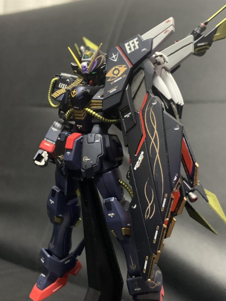 「HG クロスボーンガンダム フルクロス」のパーツをベースに漫画版に寄せて多少大型化しております。後は、物語上の「貴族主義国の大衆向けにウケるような地球連邦軍所属のクロスボーンガンダム」…という事で、勲章🎖️よろしく地球連邦徽章やキュクロープスのエンブレムを派手目にあしらってみました。