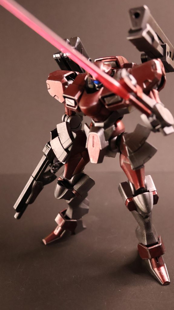 いきなりビームサーベルが腕部固定状態で発振…振ったら光波とか出ませんかね?