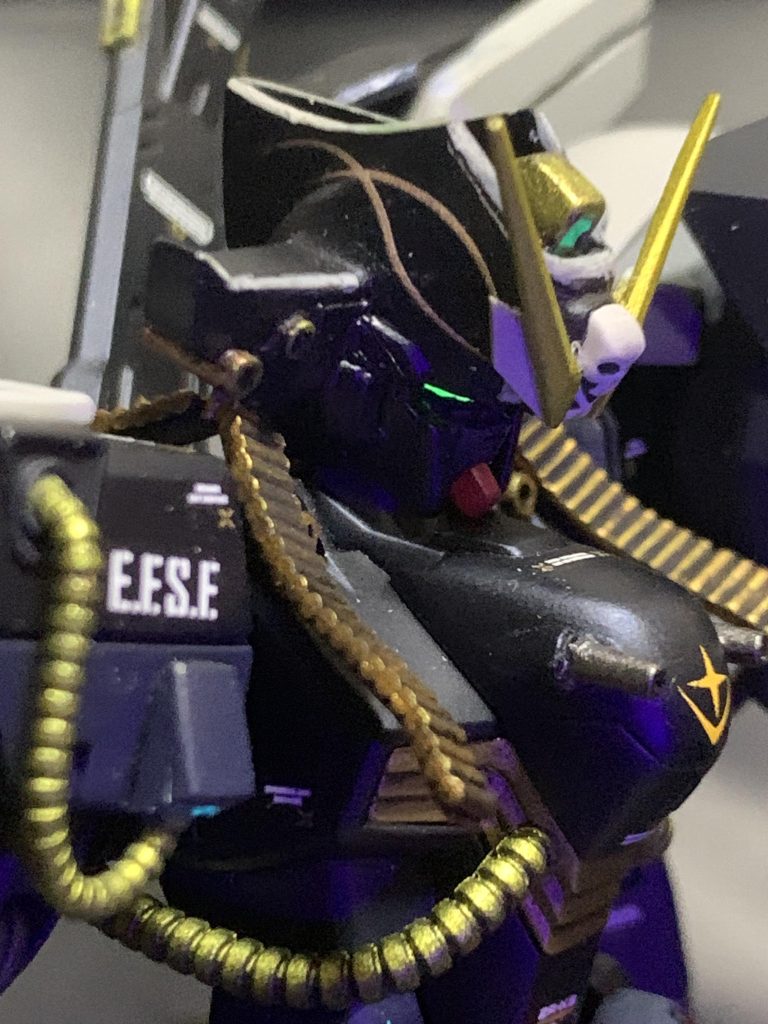 一番特徴的な海賊帽…というか、提督帽のような頭部ですが、左右から伸びるドレッドヘアにも見えるバルカン弾帯のせいで首の可動域がほとんどありません😅