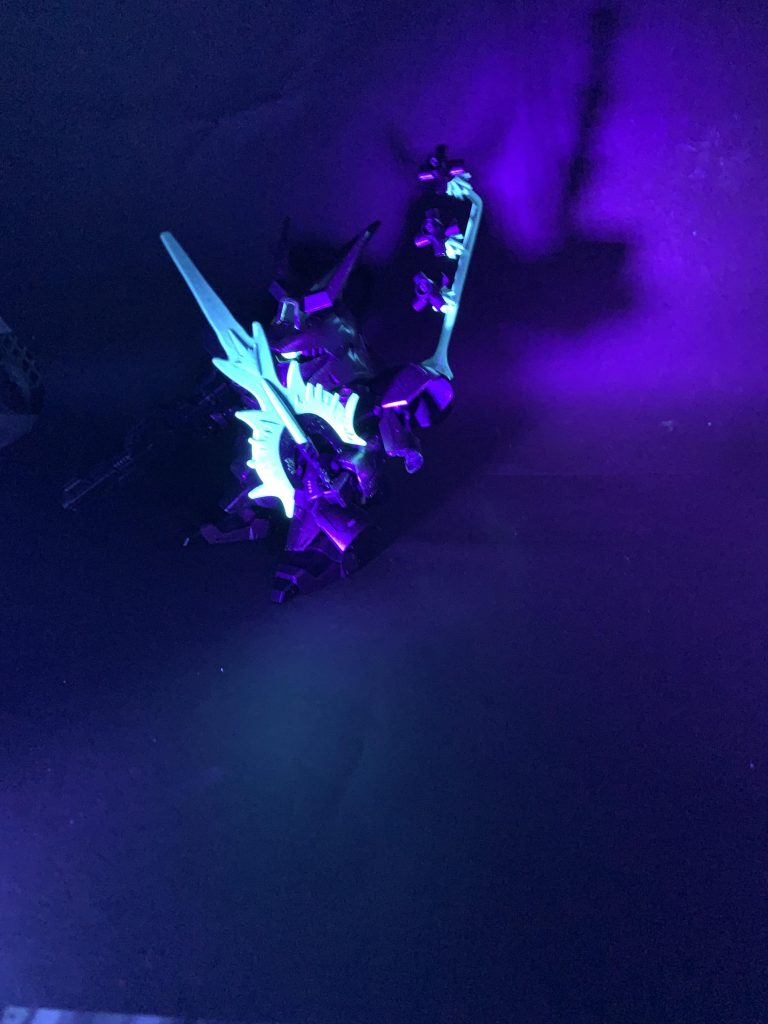 蛍光塗料を使ったのでUVライトに反応します