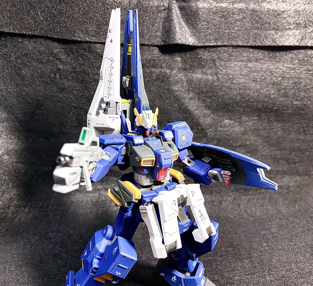 二の腕、太もも、ボディをそれぞれプラ板で数ミリ延長しました。センサー類はレジンでコーティング