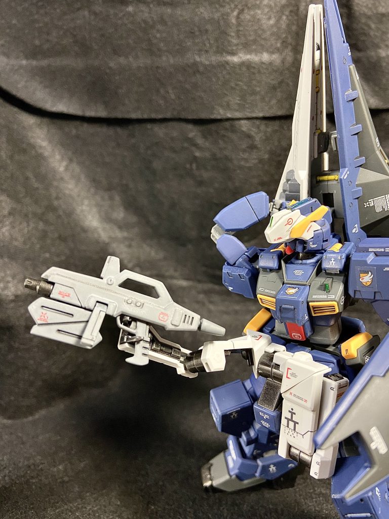 スカート部分のサブアーム部分は黒鉄色でスプレー塗装。ちっさいし左右間違えそうだしで大変でした笑　組み立て順やパーツの特徴を把握するのも鉄則ですね。