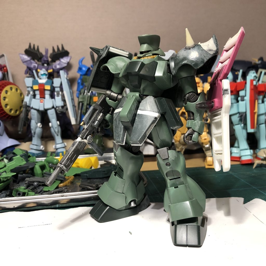 作成中の様子左腕シールドはズールの楯をベースに、下半分はプラ材で新造しました。腰前面アーマーはプラ棒を挟んで延長、形を成形しました。膝頭はカットし、台形のディテールアップパーツで膝パットを増設。くるぶし内側のスラスターも地味に形状変更しています。