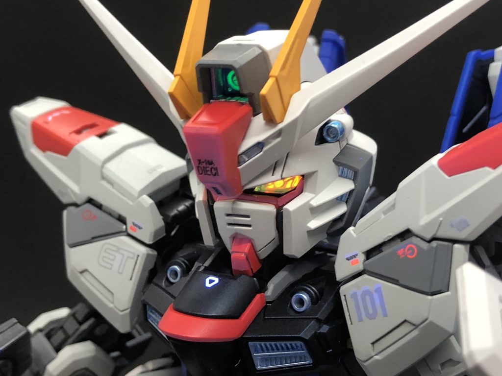 モノアイなどのクリアパーツの内部を蛍光色で塗ったのでいい感じでブラックライトに反応します。