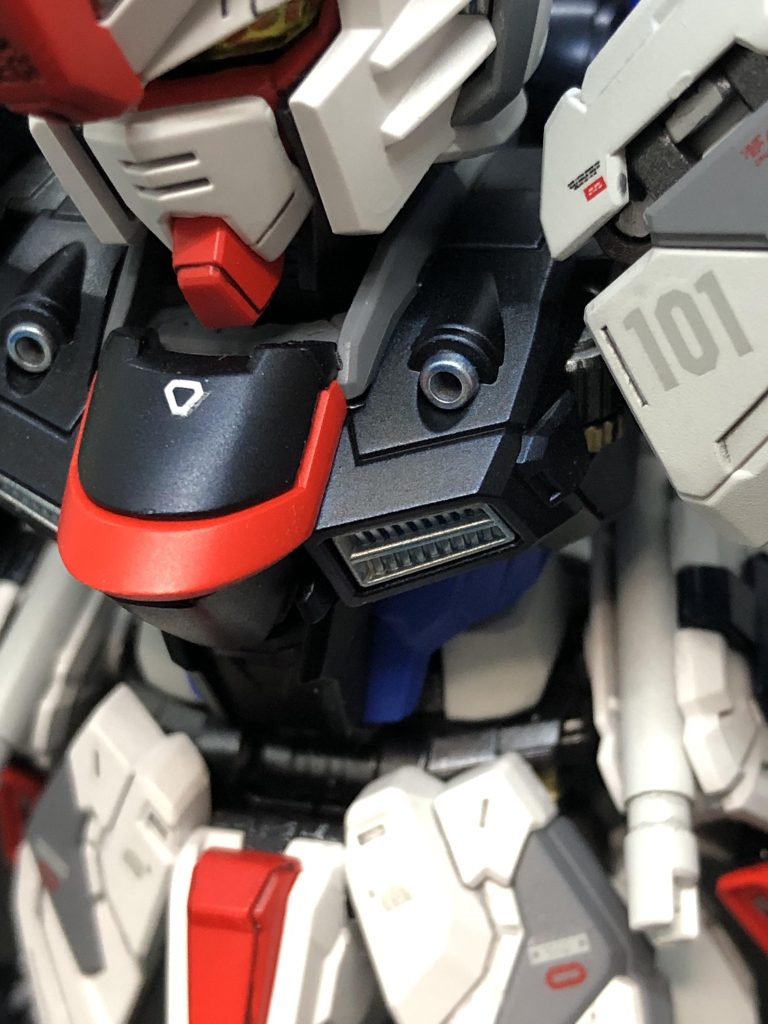 ブラック部分は「プリズムブルーブラック」を使用、皆さんの作品で気になっていた色です。見方によっては青っぽく見えたりしていい色ですが、クリアを吹いたら分かりづらくなっちゃいました。