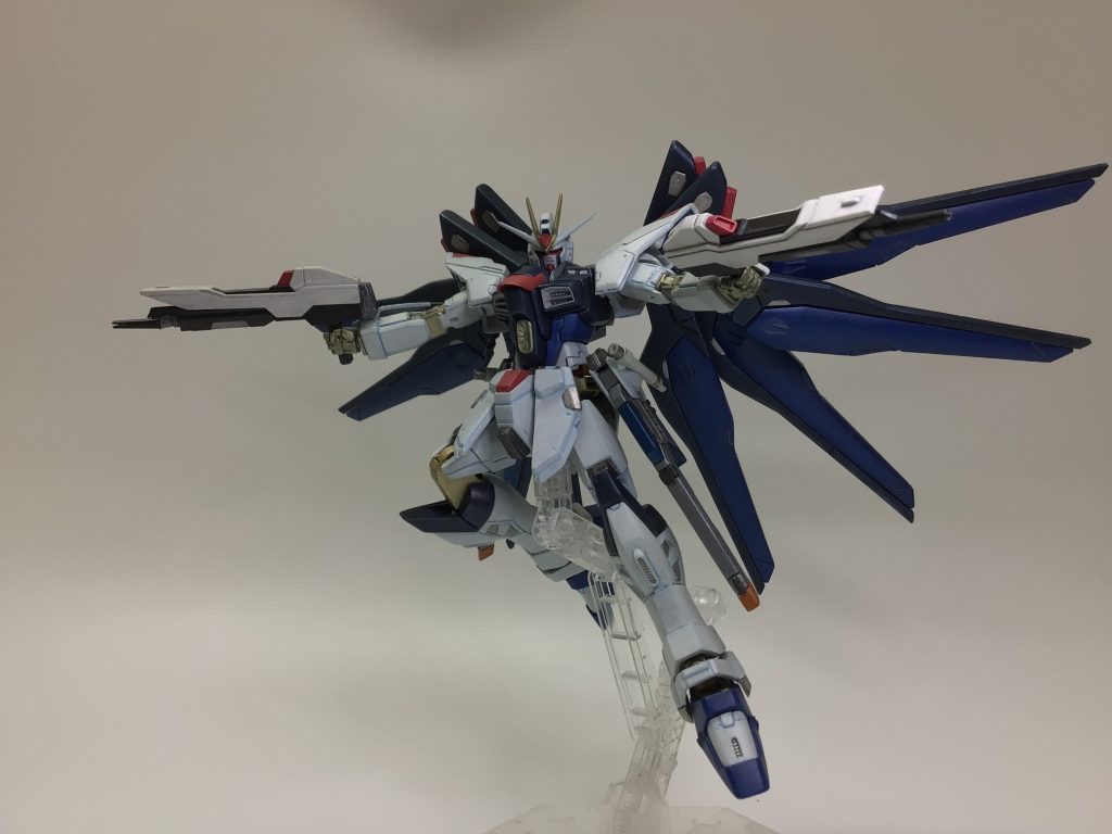 ライフル両手持ち。