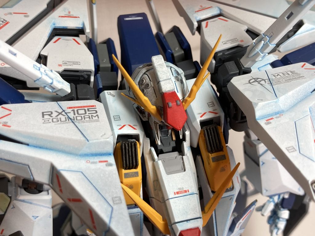 クスィーガンダムの白は、青味がかった白、というイメージなので、ブルーで塗装した後にクールホワイトを重ねました。また、エナメルのフラットブルーで墨入れ&ウォッシングしました。