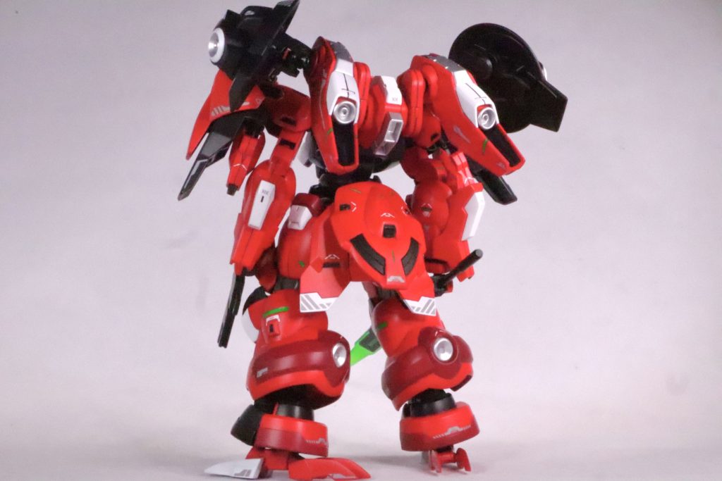 最初真っ赤にするだけでしたが重みが欲しいと思ったので赤は2色用意しました。延長工作とかちょっとなぁと思ったので脚に足を乗っけたり腕に脚くっつけてマッスル感出してみたりとなるべくミキシングで済ませてます。ゴツめの腕にしたところ不評な水星ハンドパーツの貧弱さがあまり気にならなくなりました。不思議。