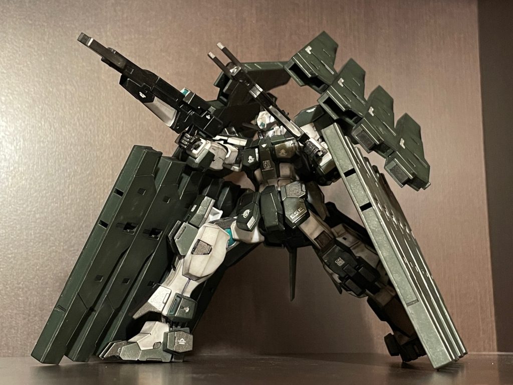 先ずはサバーニャ・ライルカスタムガンダムサバーニャにジャンク品のバッグパックとホルスタービット10個増設で合計20個のライフルビット、ホルスタービットで攻防一体の高機動型大火力機として出撃。無数の敵を次々と削り取る活躍をみせる。もちろんハロも増設。