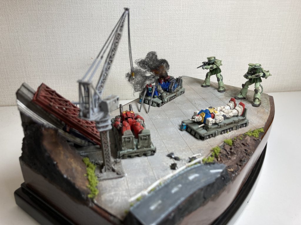 ガンタンクは、キャタピラを破断したりダメージ処理をしました。小さな綿玉にクリアオレンジをスプレーし、その上を綿でくるんでクリアースモークをスプレーし、黒煙を作りました。