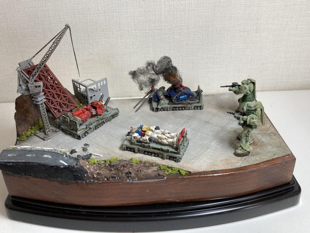 タワークレーンはペーパークラフトです。赤色のトラス構造の建造物(大型リフト?)はプラ棒の張り合わせです。路面はプラ板にパネルラインをスジボリし、各パネルの四隅にピンバイスで穴を開けました。