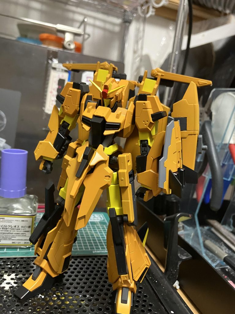 サイドスカートにサブアームを増設背部ウイングをAZのブースターにしテールスタビライザーにＺＺの肩のスラスターをつけました。