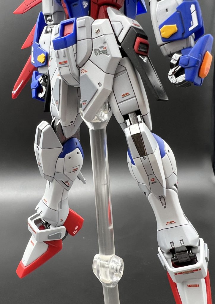 下半身はHGデスティニーを使用。腹部と腰部のジョイントにて切り替えてます。(ジョイント部はほぼ無改造でいけました？)  