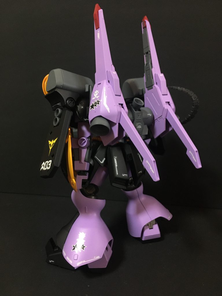 バックパックにはドーベンウルフのスラスターバインダーを追加して機動性を向上させています。